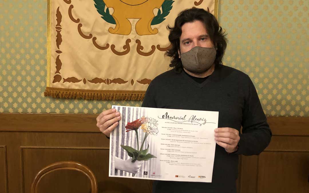 El concejal de Cultura, Jorge Abril, durante la presentación de la programación de la conmemoración de la Memoria Democrática este lunes en el Ayuntamiento de Alcañiz / L. Castel