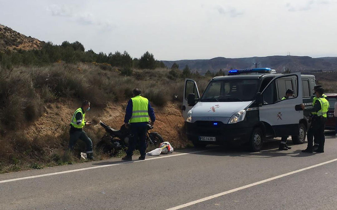 La Guardia Civil en el lugar del accidente de moto este sábado en Albalate del Arzobispo. / GUARDIA CIVIL TERUEL