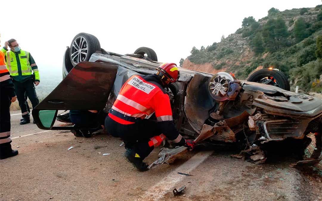 El turismo ha quedado completamente volcado./ Bomberos DPT