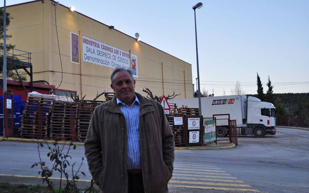 El presidente de Grupo Arcoiris, Delfín Albesa, junto al Matadero Comarcal.