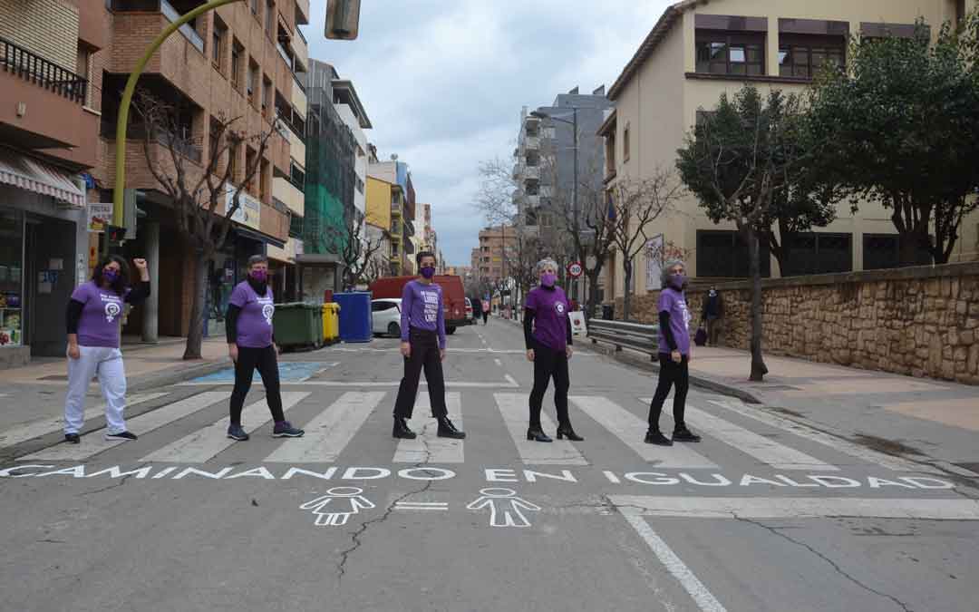 Componentes del Bajo Aragón Feminista este lunes en uno de los pasos de cebra de Alcañiz con mensaje reivindicativo. / MARÍA QUÍLEZ