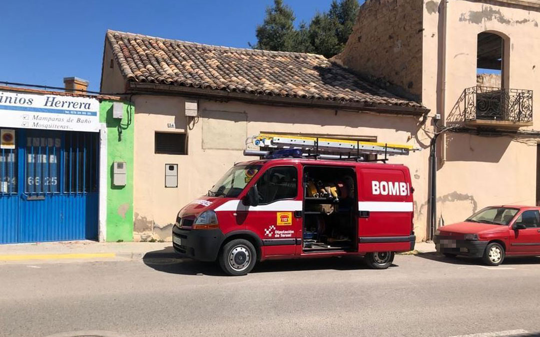 Los bomberos actuaron en la retirada de un enjambre de la avenida Bartolomé Esteban de Alcañiz./ Bomberos DPT