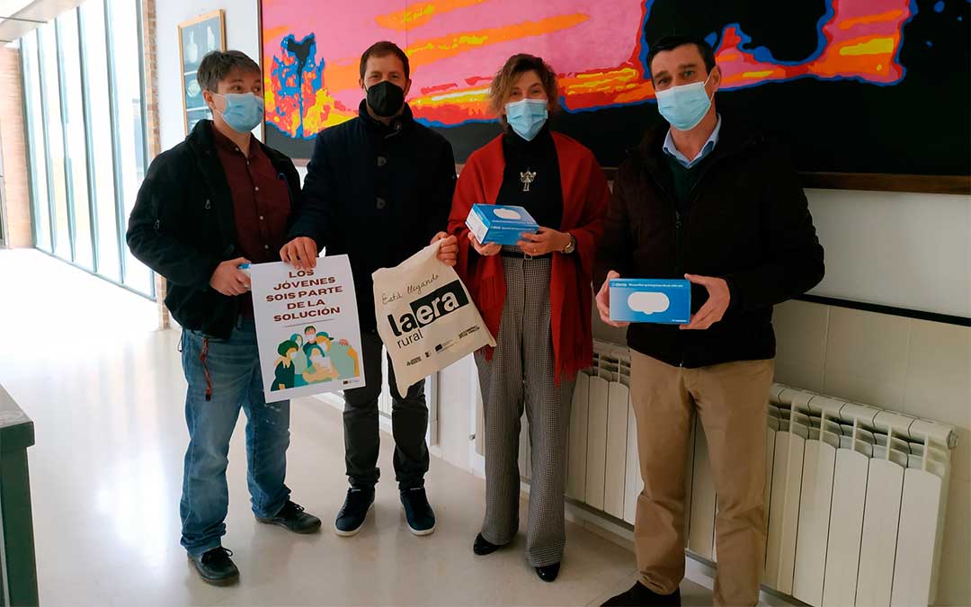 Reparto de mascarillas en el IES Bajo Aragón./ Comarca del Bajo Aragón