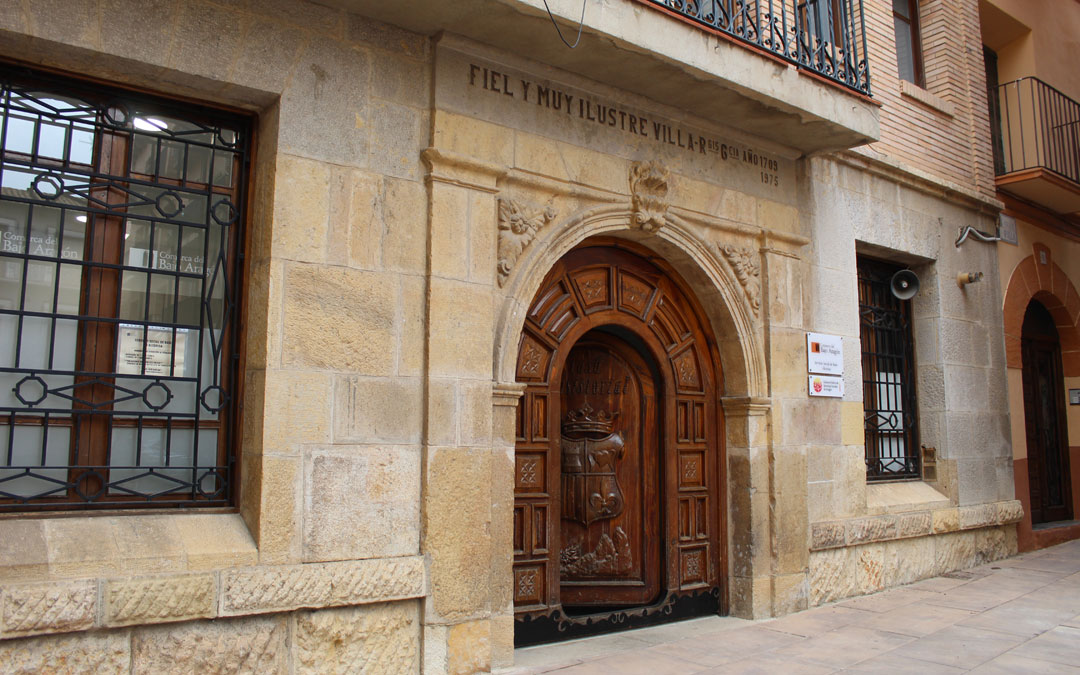 Los Servicios Sociales y Deportes de la Comarca del Bajo Aragón se ubican en el antiguo ayuntamiento de Alcorisa. / B. Severino