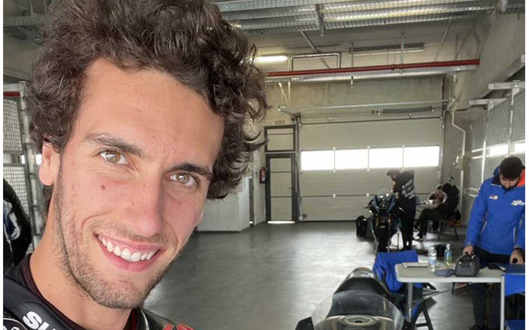 Álex Rins en el interior de uno de los boxes del circuito de velocidad de Motorland Aragón. Foto: Twitter Álex Rins