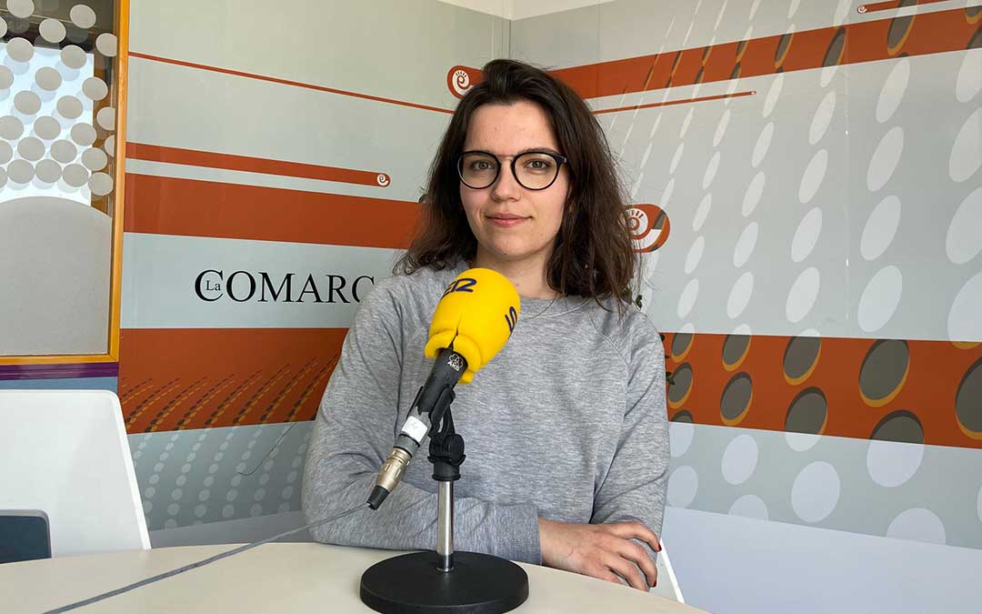 Alicia Martín en el estudio de Radio La Comarca./ L.C.