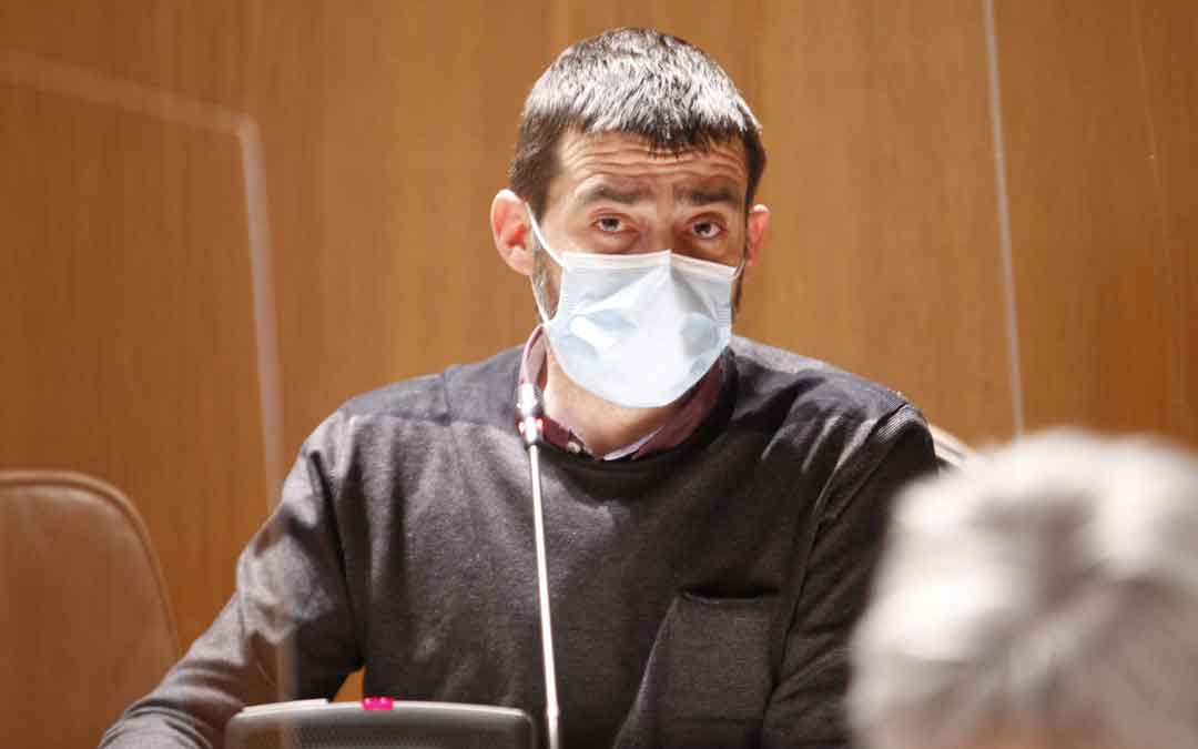 Álvaro Sanz (IU) se ha encargado de defender la PNL. / CORTES DE ARAGÓN