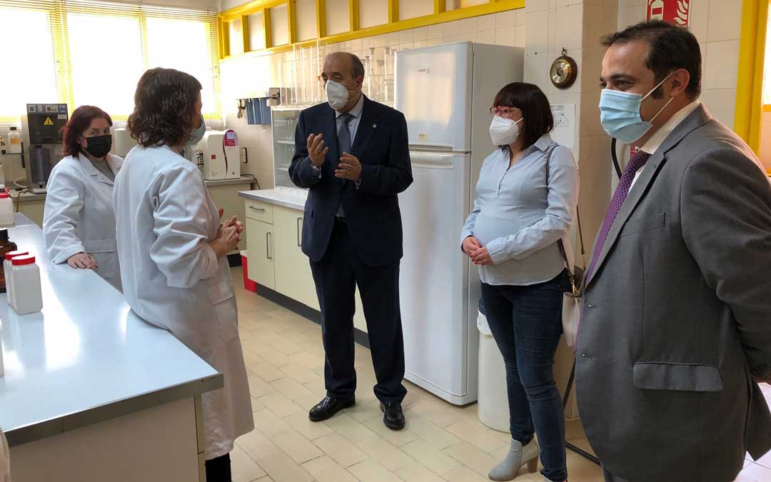El presidente Manuel Rando y el diputado delegado del laboratorio Antonio Amador en una visita realizada la pasada semana junto a la diputada Susana Traver / DPT