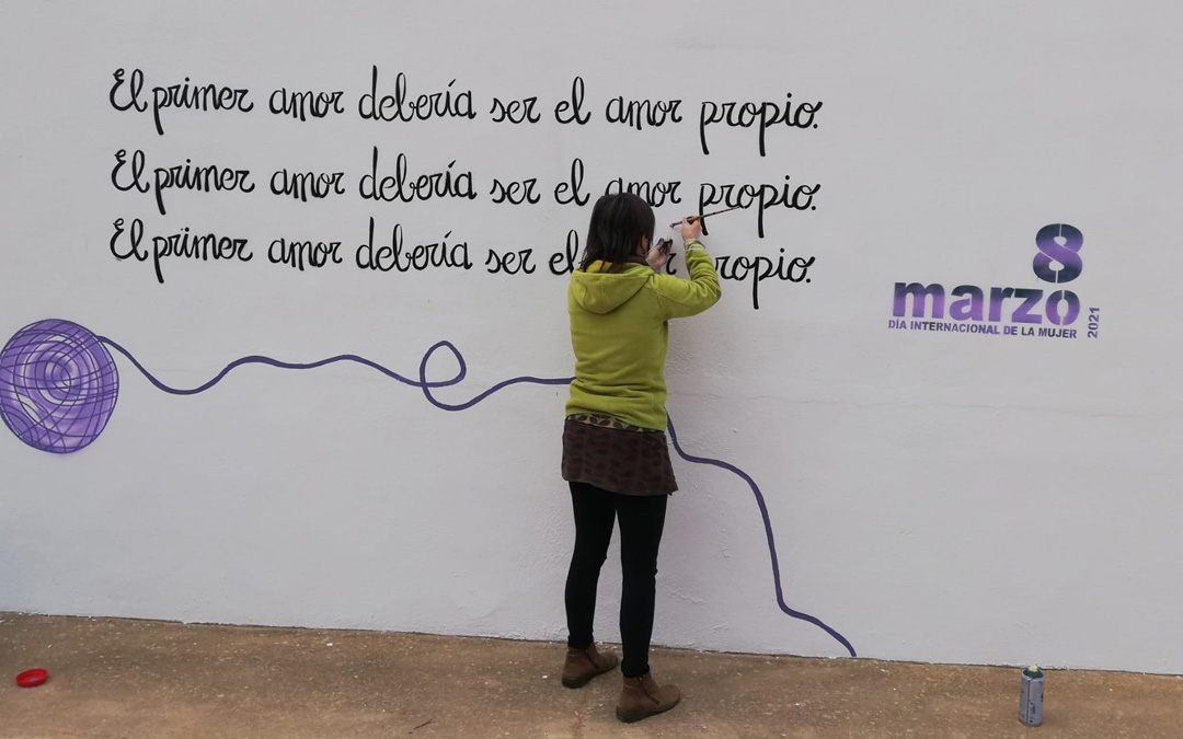 Este lema se plasmó en todos los pueblos de Andorra-Sierra de Arcos gracias a una intervención creativa a cargo de Noemí Calvo y Yago de Mateo. / Comarca Andorra Sierra de Arcos