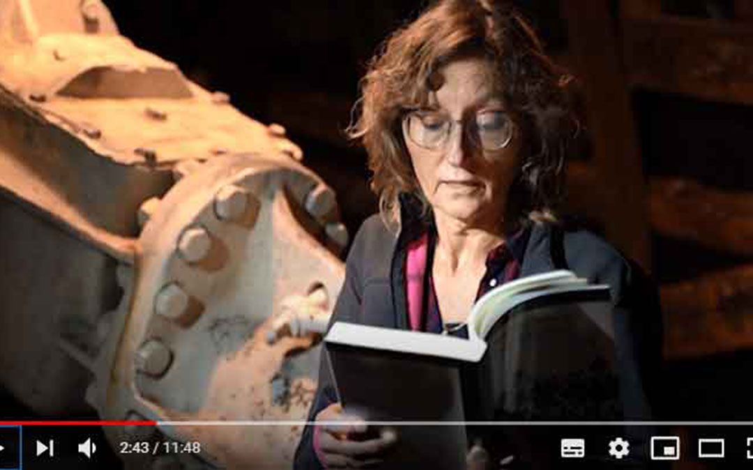 Un fragmento del vídeo en el que la bibliotecaria, Amparo Peguero, narra parte de la obra 'Hijos del carbón'. / L. C.