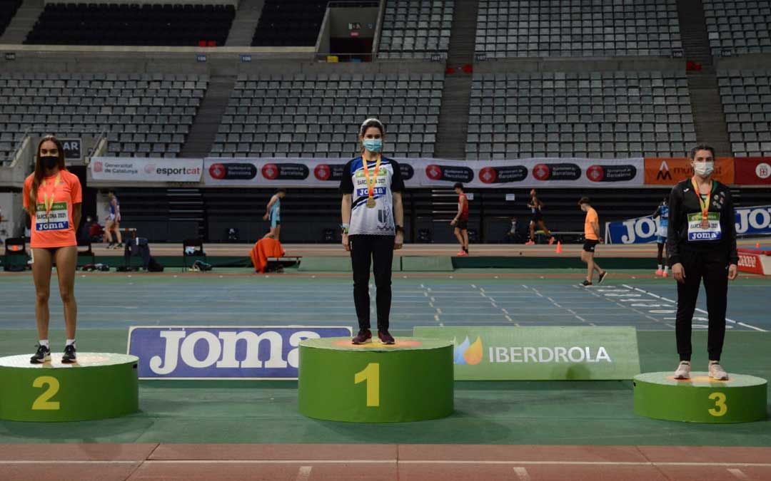 Laia Zurita en lo más alto del podio de los 400 m. lisos. Foto: Twitter Ayto. Aguaviva