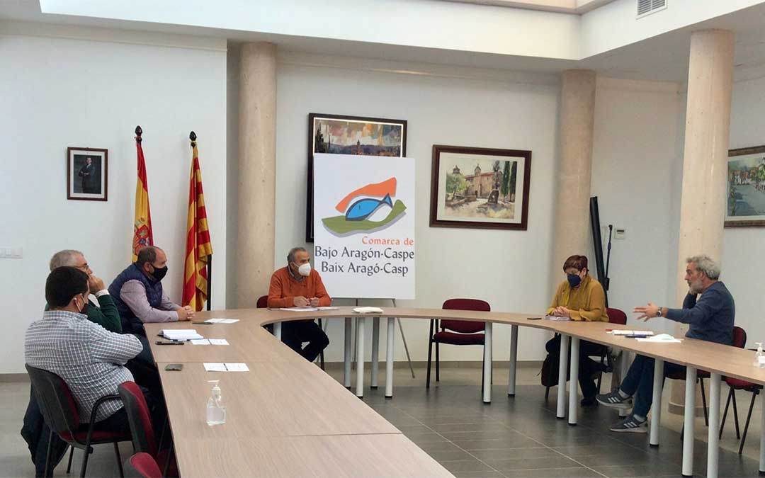 De izquierda a derecha, el alcalde de Fayón, Roberto Cabistany, el de Maella, Jesús Zenón Gil, el de Chiprana, Javier Nicolás, el de Nonaspe y presidente comarcal Joaquín Llop, la de Caspe, Pilar Mustieles, y el de Fabara, Paco Domenech./ L.Q.