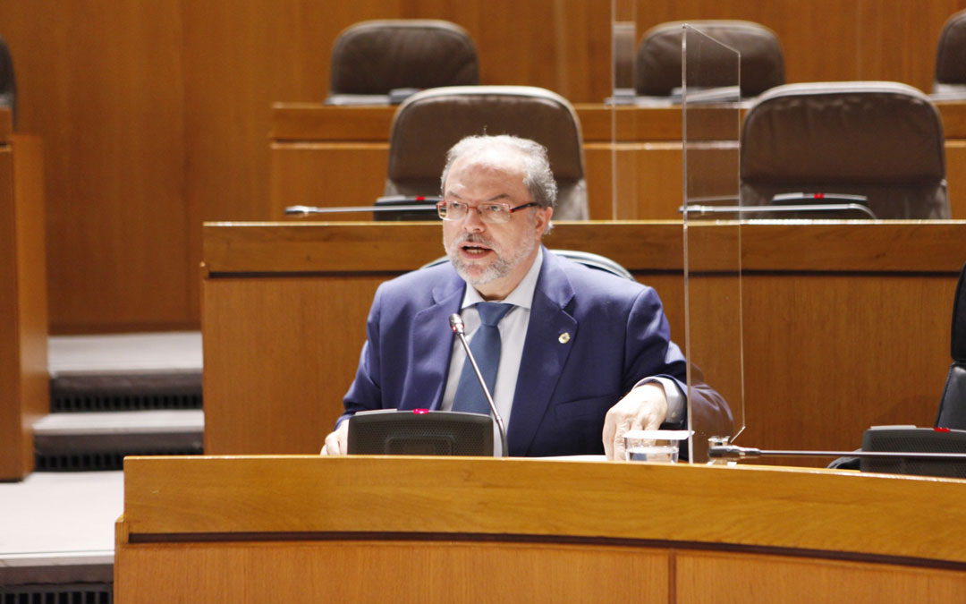 Bizén Fuster durante la Comisión de Vertebración del Territorio, Movilidad y Vivienda del Parlamento aragonés./Cortes de Aragón