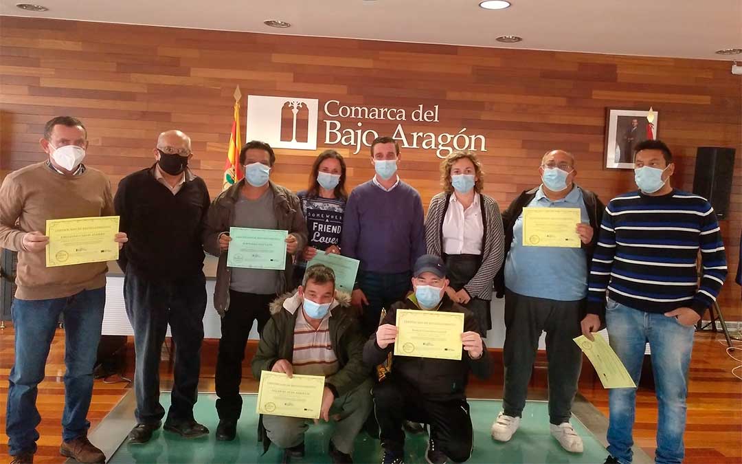 Entrega de los diplomas de reconocimiento a los componentes de la brigada comarcal del Bajo Aragón./ Comarca del Bajo Aragón