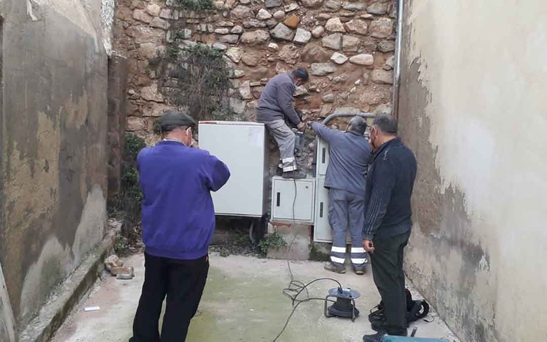 La brigada del Ayuntamiento abriendo un muro del callejón de Correos, donde se situaría un refugio antiaéreo de la Guerra Civil según los testimonios orales. El exceso de escombro no permitió sacarlo a la luz. / CELA