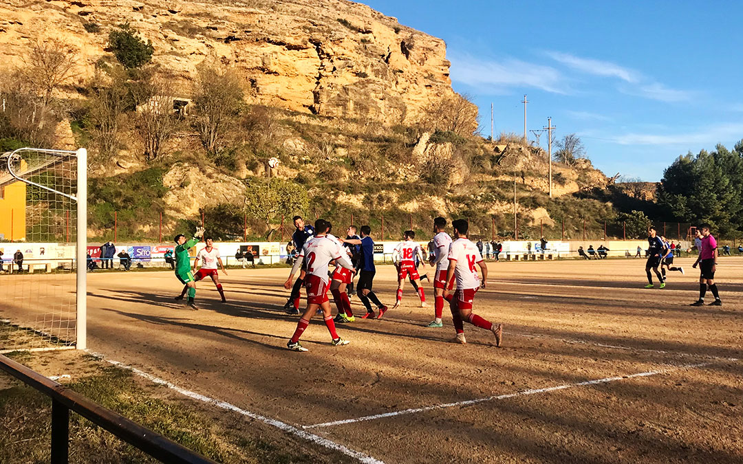 Un momento del partido en el campo de Los Arcos de Albalate del Arzobispo. L.Q.V.