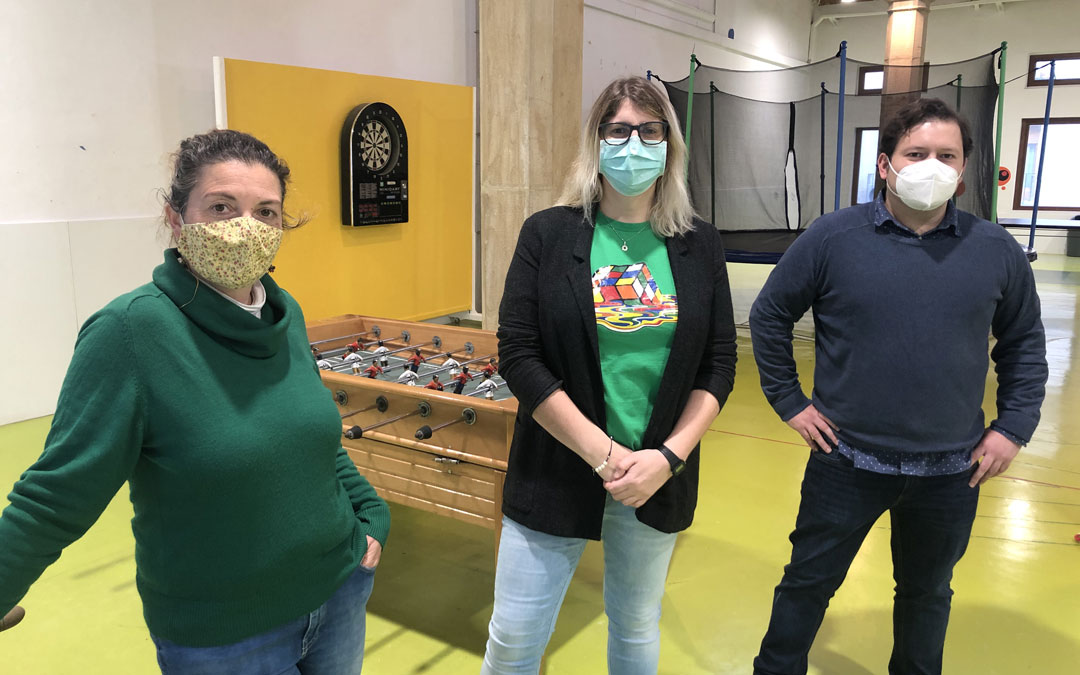 La responsable de las actividades del Centro Joven, María Gascón; la concejal de Infancia y Juventud, Susana Mene; y el técnico del área, Tito Lizana, este miércoles en rueda de prensa / L. Castel