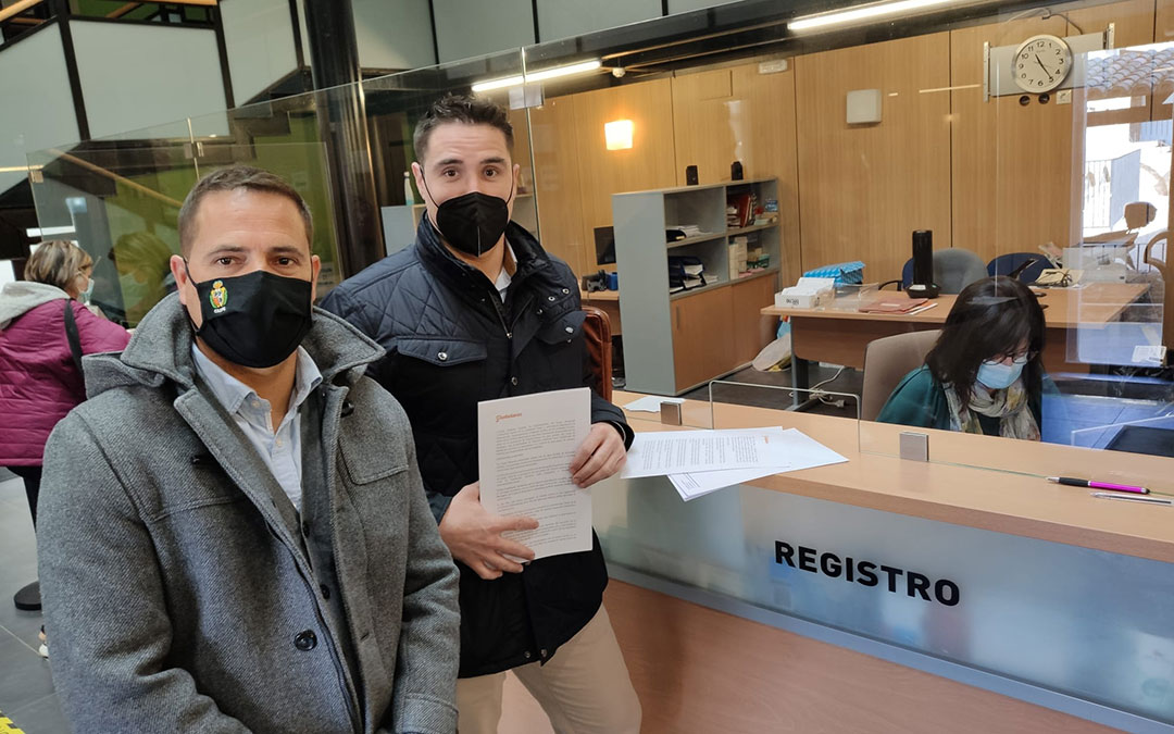 Concejales de Ciudadanos en Caspe, Cristian Poblador y Ramón Repollés, en el Registro./ Ciudadanos