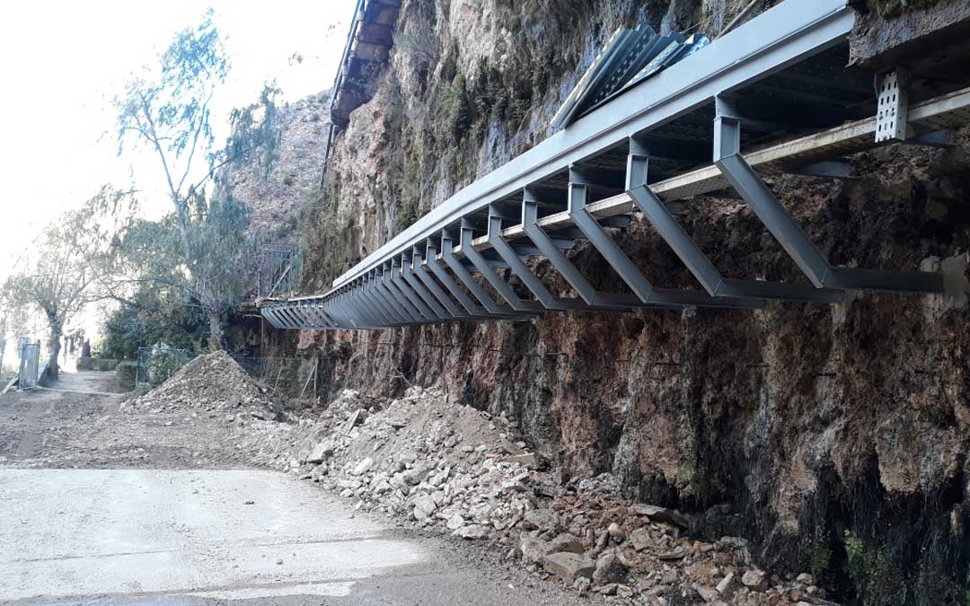 Pasarela de tomas de riego del embalse de Cueva Foradada en Oliete. / CHE
