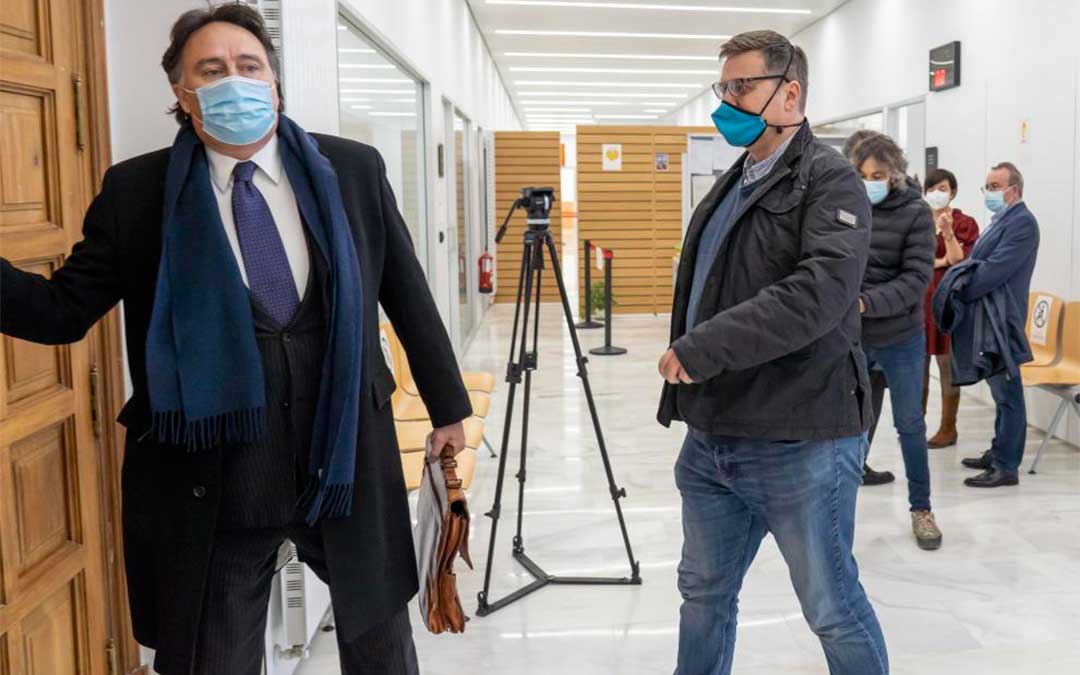 El gerente de Defabar, Gabriel García Gabín, junto a su abogado, el día en que se celebró el juicio en la Audiencia de Teruel./ Heraldo-Antonio García/Bykofoto