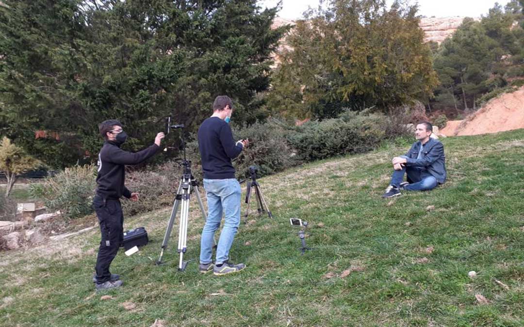 Rodaje del documental 'Diecisiete Cristos, una historia única' en Alcorisa./ Asociación Drama de la Cruz
