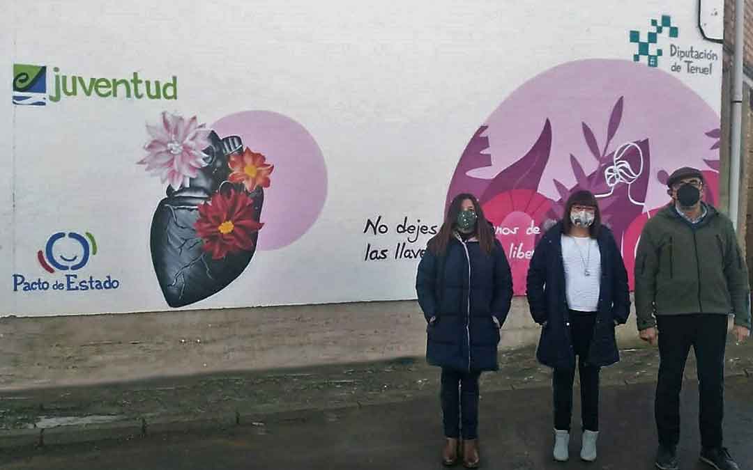 Traver frente al mural en Villarquemado junto al alcalde y la teniente de alcalde. / DPT