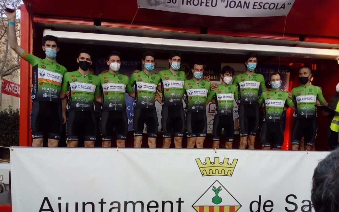 El equipo Huesca La Magia Renault en lo más alto del podio. Foto: c.C.O.