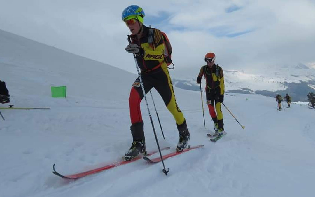 Los dos esquiadores de la categoría cadete en plena carrera. Foto: FAM