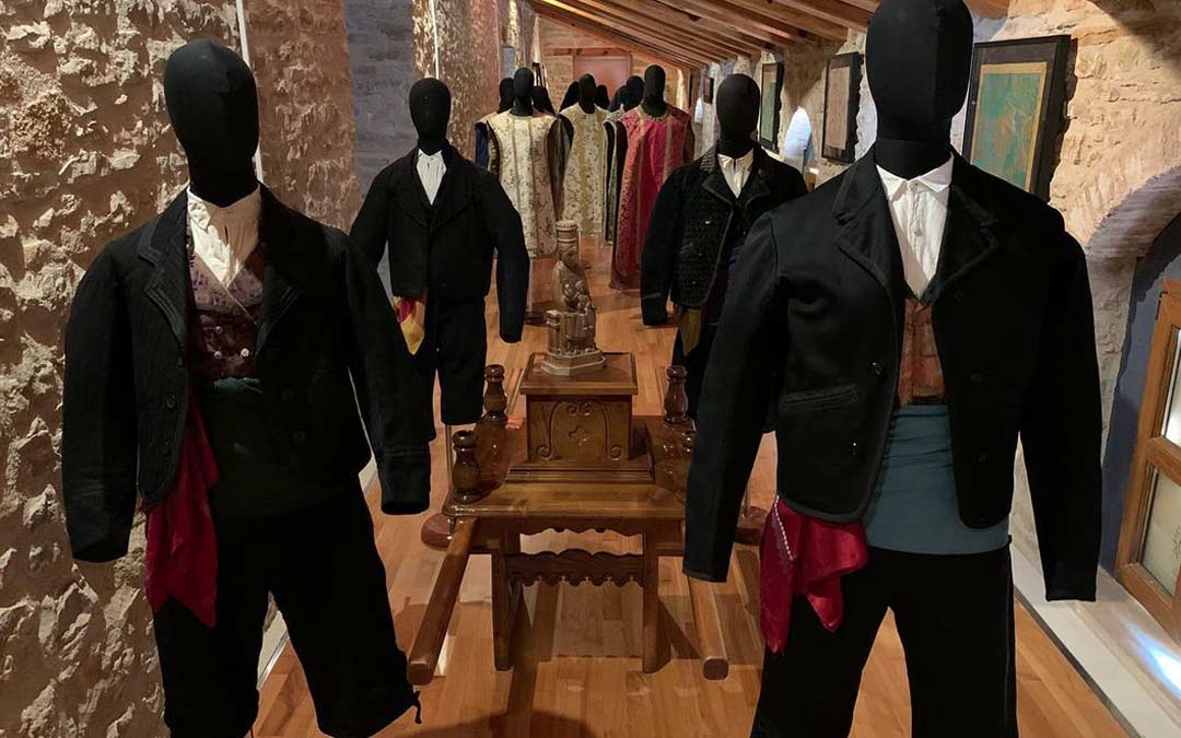 La exposición ‘Vestidos para celebrar’ en el Centro de Interpretación del Textil de la Iglesuela./Ayuntamiento La Iglesuela