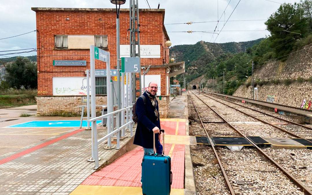 El senador de Teruel Existe, Joaquín Egea, en la estación de Fayón/Faió-La Pobla de Massaluca, el pasado miércoles.