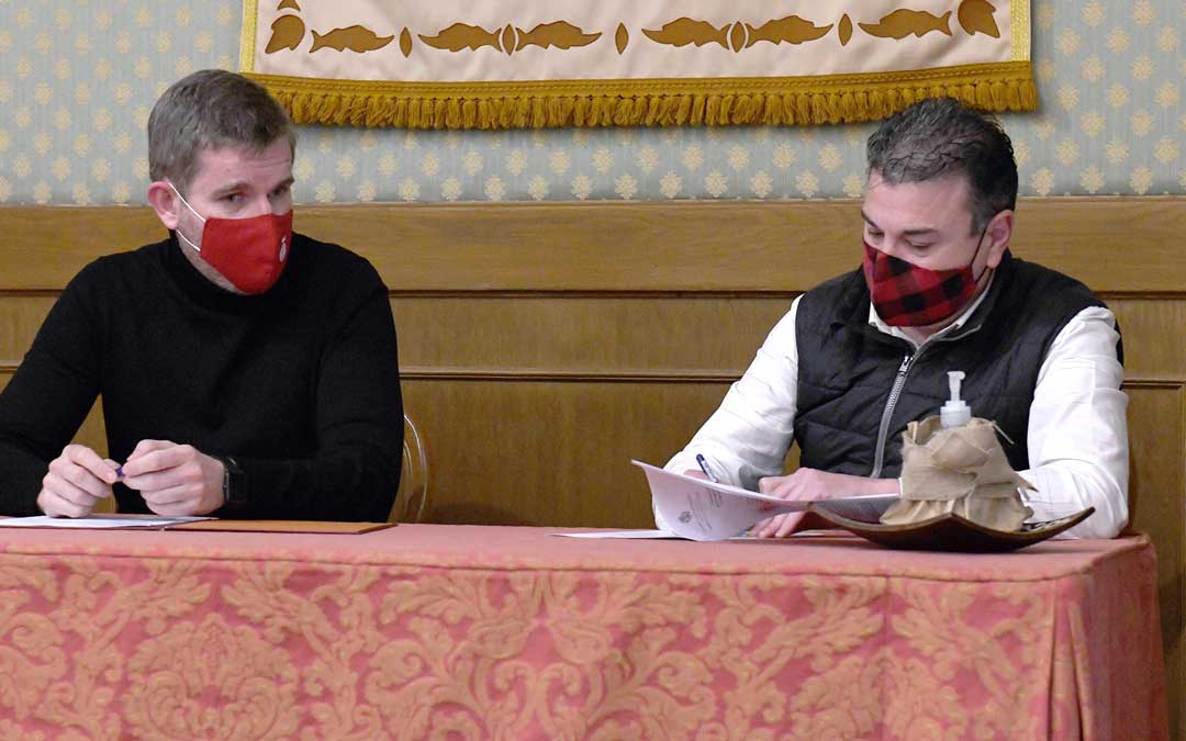 Firma del convenio entre el ayuntamiento alcañizano y El Cachirulo Teresa Salvo. Foto. Ayto. Alcañiz