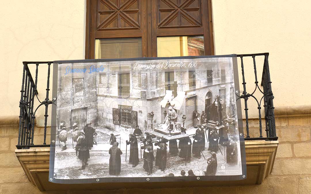 Una de las siete fotografías que conforman la exposición está colgada en el balcón del espacio municipal ‘el Liceo’./ M.C.