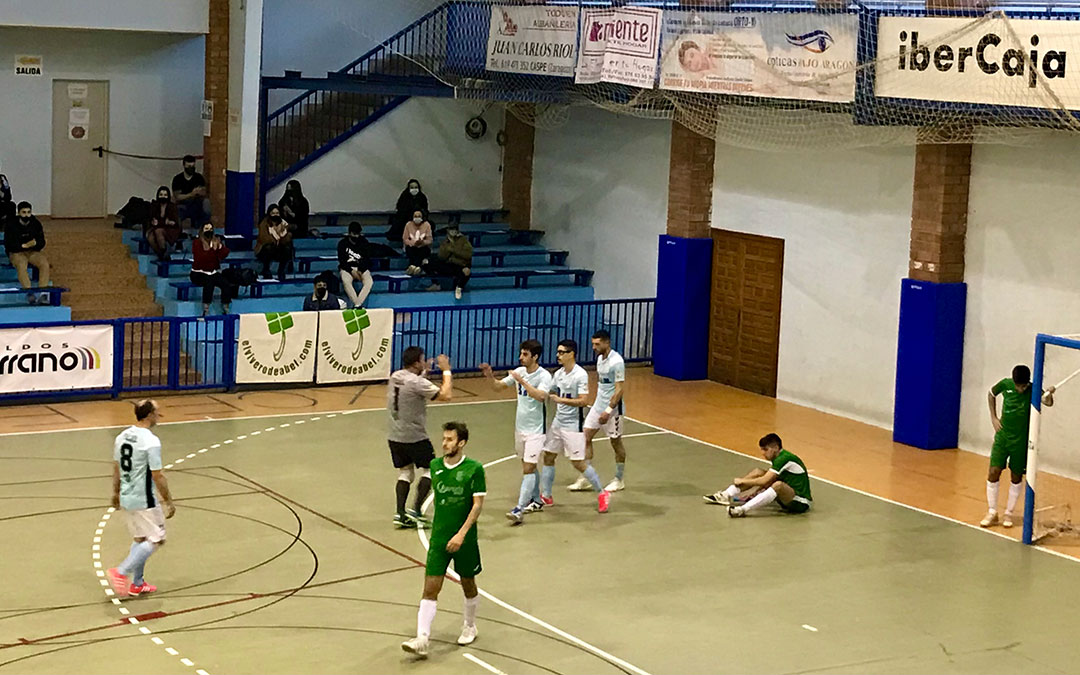 Uno de los goles del Caspe, celebrado en el pabellón Manuel Barriendos. L.Q.V.