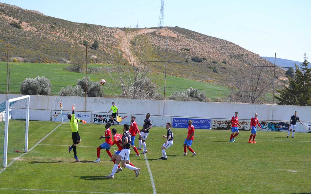 La falta botada por Osorio que supone el cuarto gol de los alcañizanos. Foto: J.V.