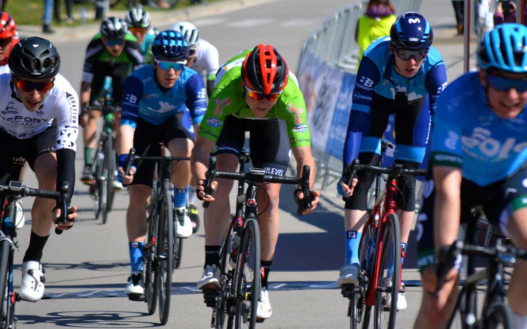 Germán Castel, con maillot verde, en pleno sprint. Foto: A.D.
