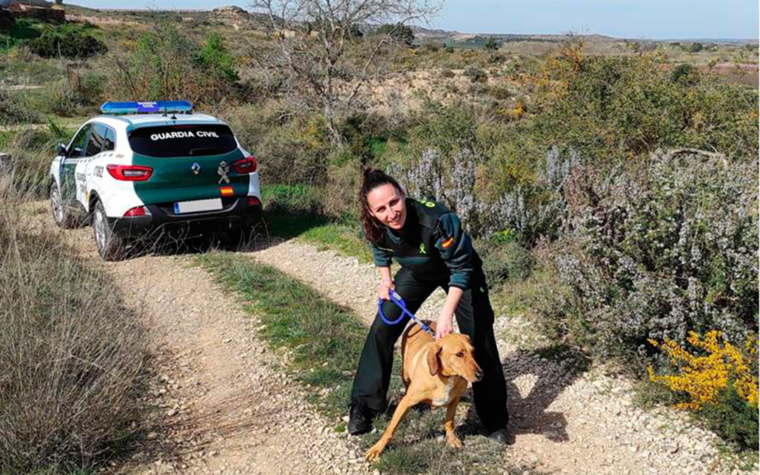 La Guardia Civil que rescató al perro junto al animal.