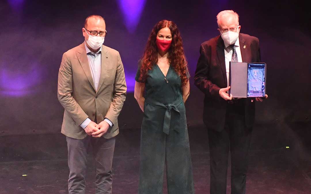 Micolau con el premio honorífico / Manuel F. Mimaya