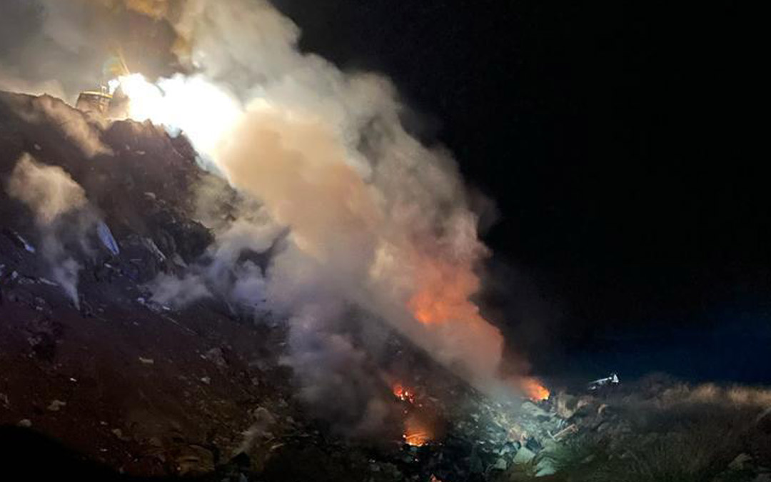 Extinción del incendio en la escombrera de Calanda./DPT