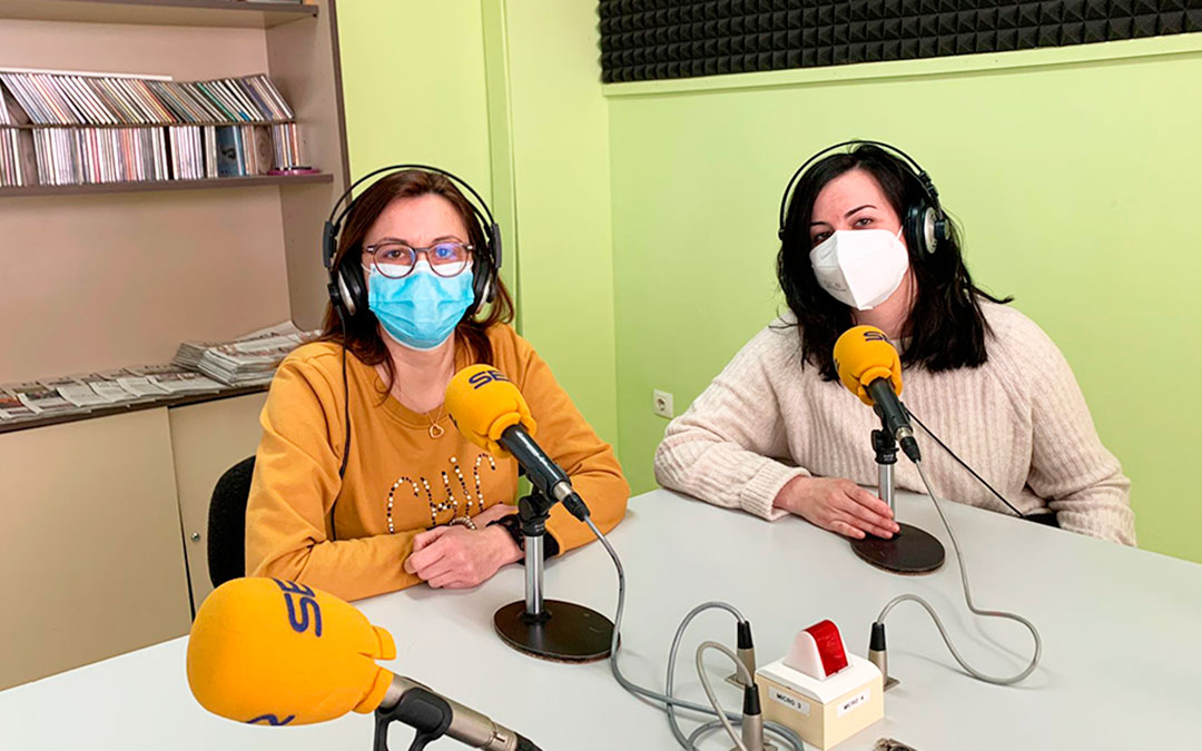 La consejera de Servicios Sociales del Bajo Aragon-Caspe, Ana Jarque, y la presentadora de Radio Caspe, Laura Quílez.