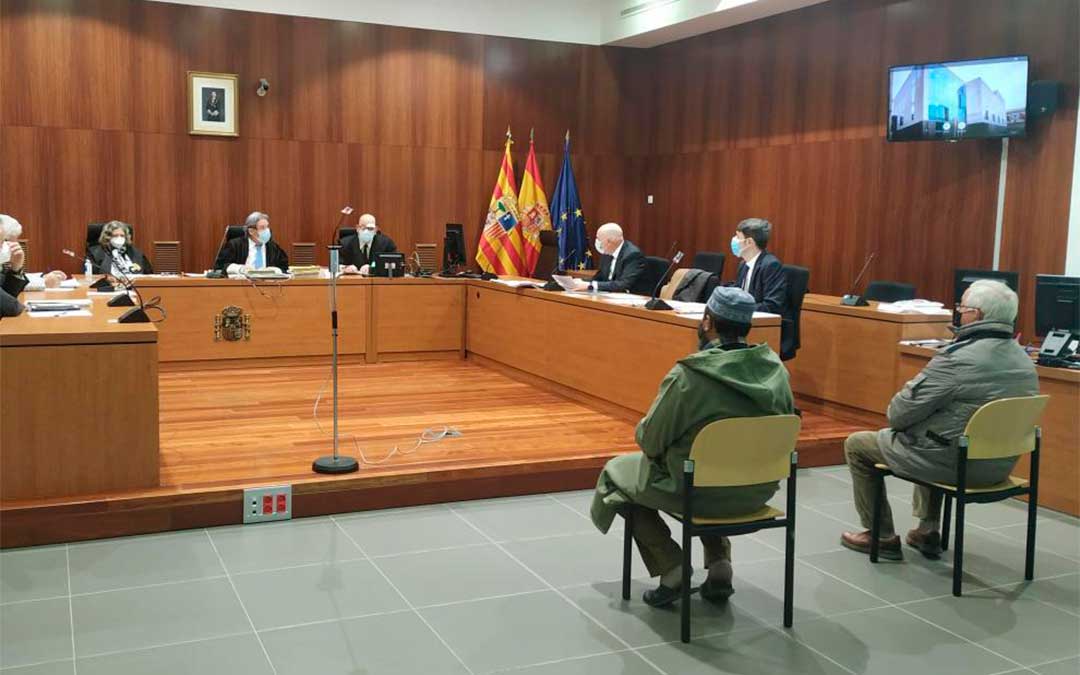 El empresario, en la silla de la derecha, durante la celebración del juicio en la Audiencia de Zaragoza./ M. A. C.