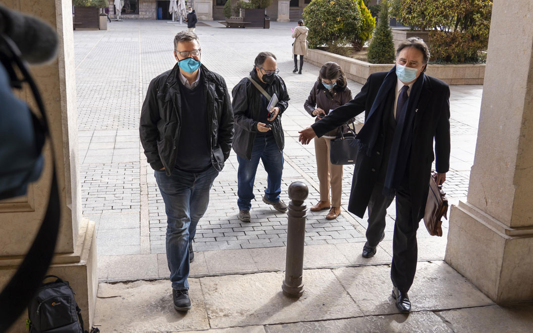 El gerente de Defabar, Gabriel García Gabín -a la izquierda- llega a la Audiencia de Teruel junto con su abogado, Juan Carlos Macarrón. / Antonio García/Bykofoto - Heraldo