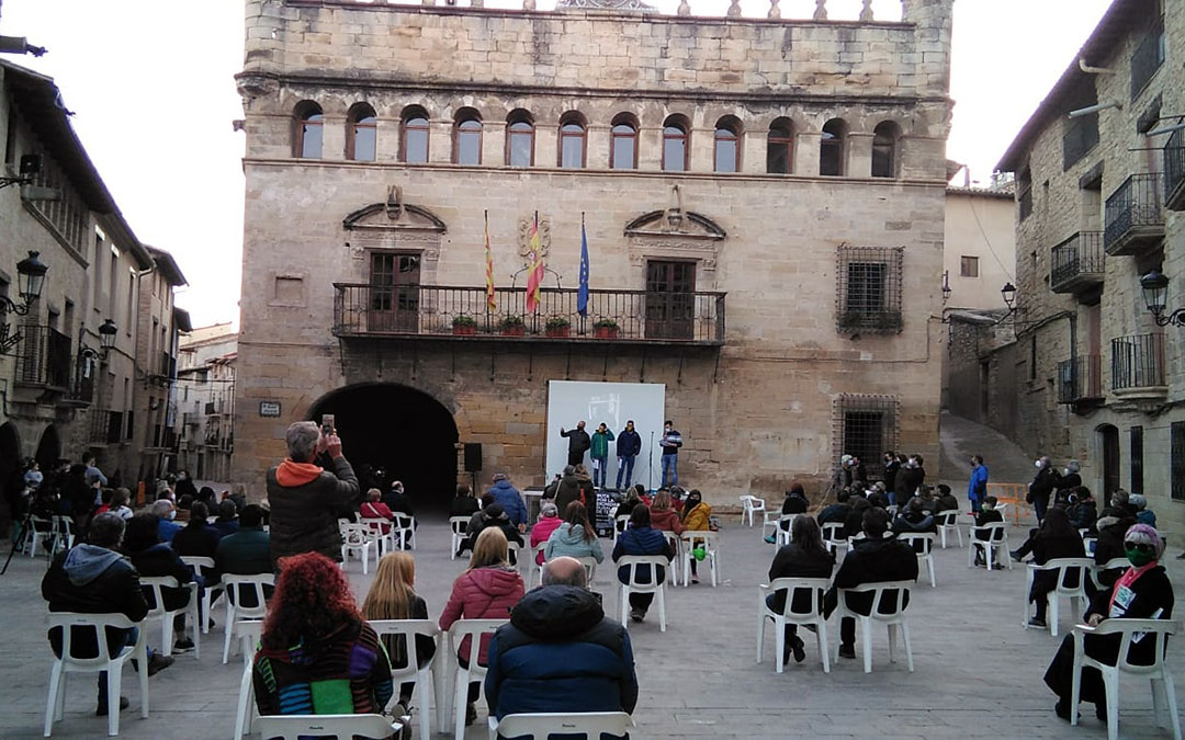 La Plaza Mayor de La Fresneda durante el acto, protagonizado por los tres deportistas del Matarraña Team./ Gent del Matarranya