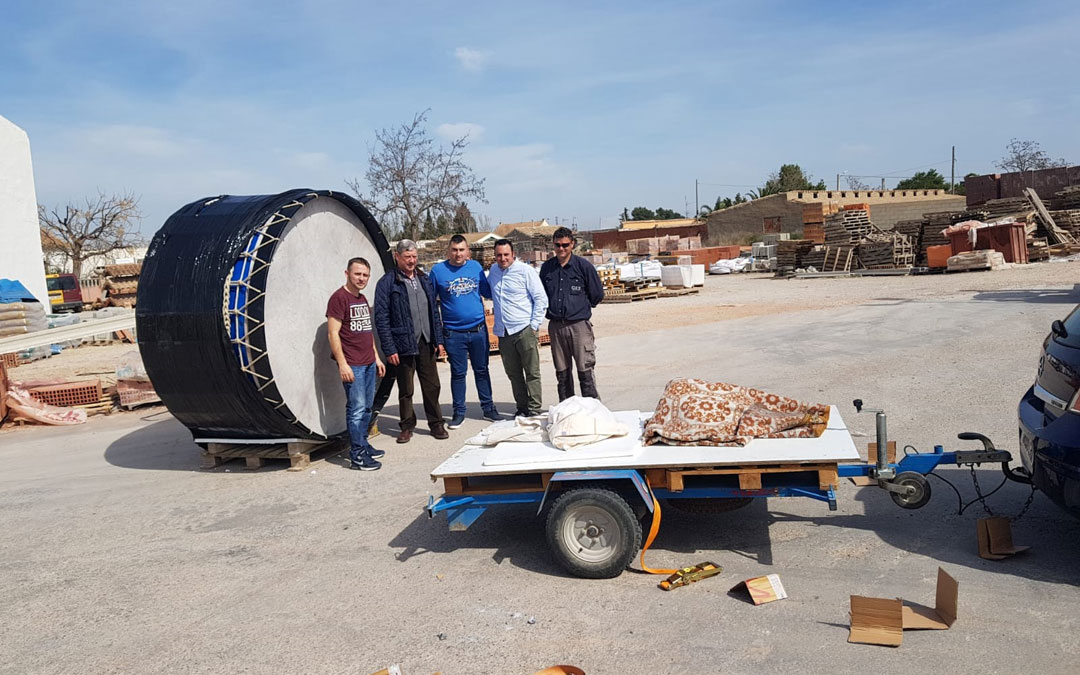 Parte de la asociación, junto al bombo gigante antes de la pandemia. / Asociación de Cofradías de La Puebla de Híjar