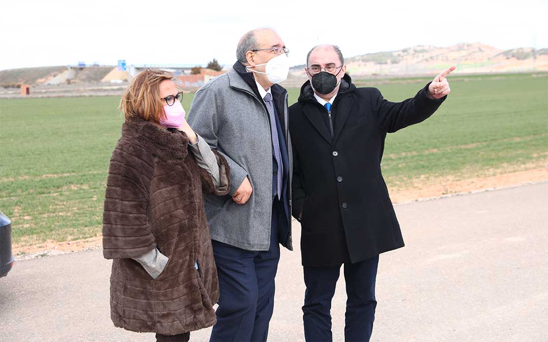 El Presidente de Aragón visita el polígono del antiguo aeródromo de Calamocha donde le han explicado las obras de acondicionamiento realizadas./ DGA