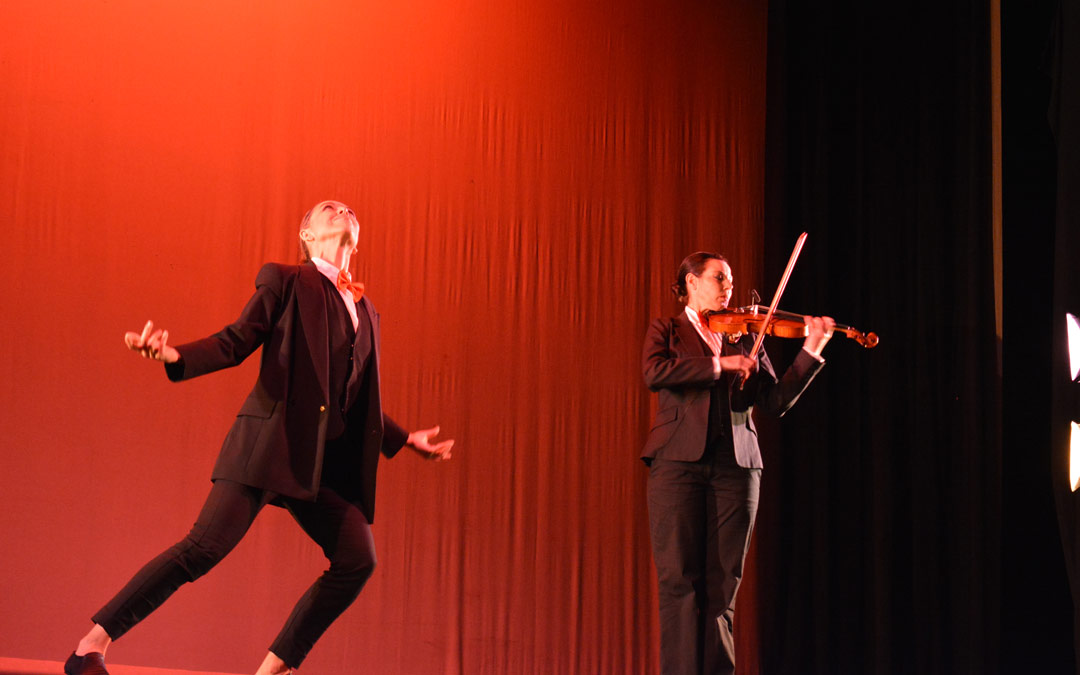 Elia Lozano interpretando a Federico junto a la violinista Noelia Gracia./I.M.
