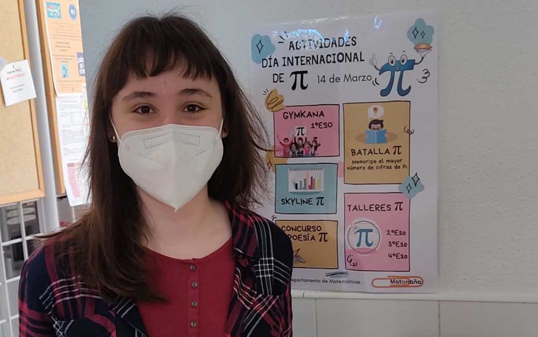 Ganadora de la batalla del número pi. María Pilar consiguió memorizar un total de 509 cifras. Posa junto al cartel que anunciaba las actividades./ IES Mataraña