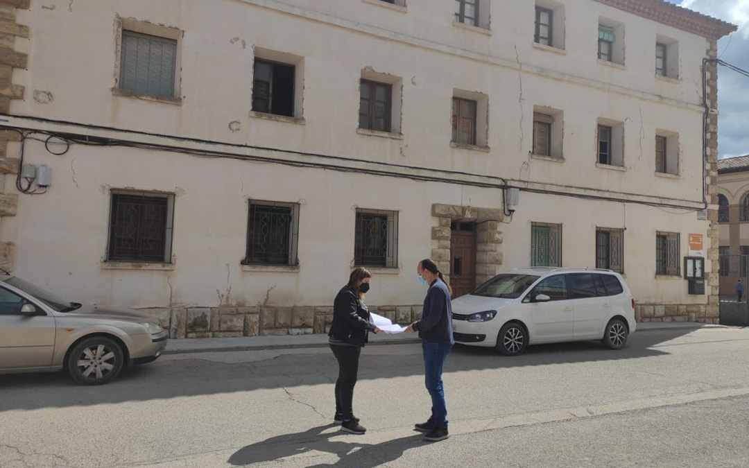 La alcaldesa, María Ariño, y el primer teniente de Alcalde, Marcos Perdiguer, ante la Casa de los Maestros. / Ayto. Mas de las Matas