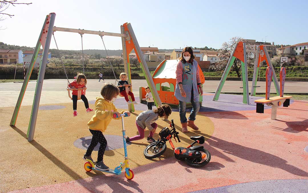 Niños de La Mata de los Olmos jugando en el parque infantil. en marzo / Laura Castel