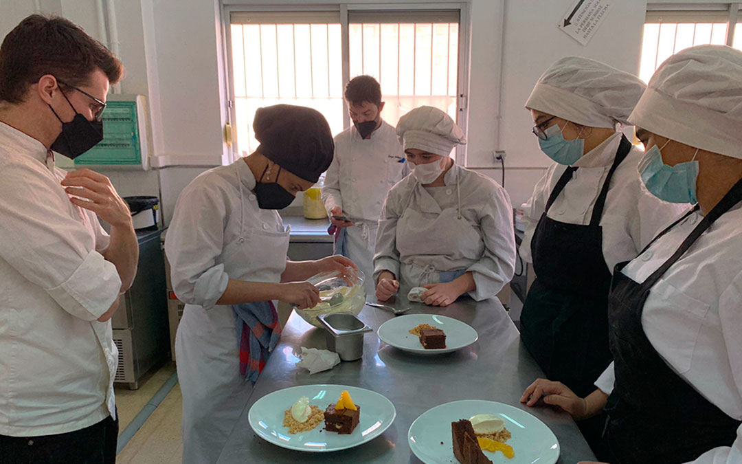Postre elaborado por Mateo Sierra y los alumnos de la Escuela de Hostelería del IES Mar de Aragón de Caspe.