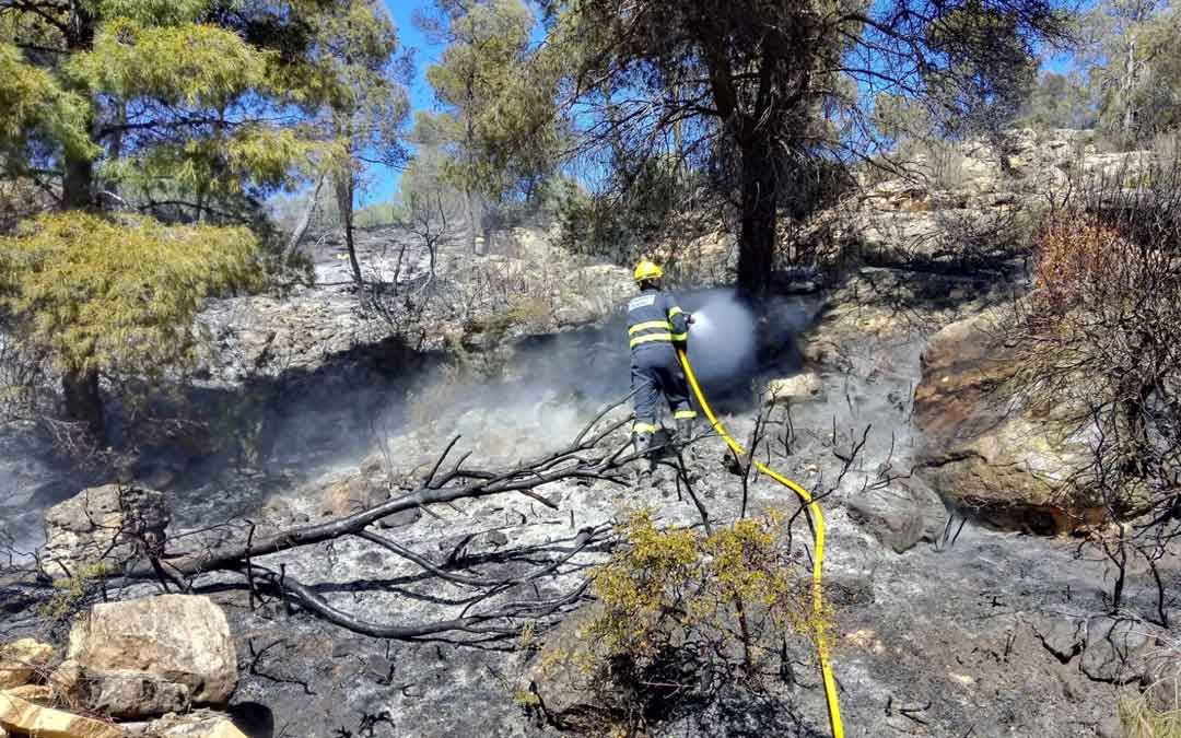 Labores de extinción en Mazaleón. / BOMBEROS DPT